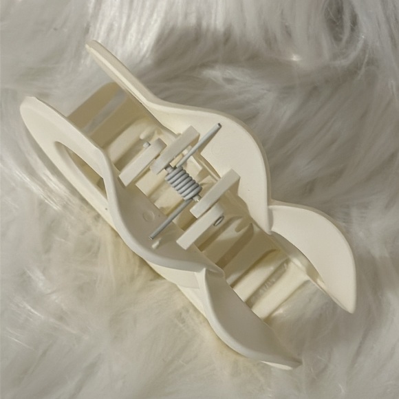 White Hair Claw - Picture 2 of 3